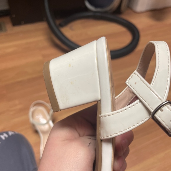 White kids slightly used heels - Picture 3 of 8